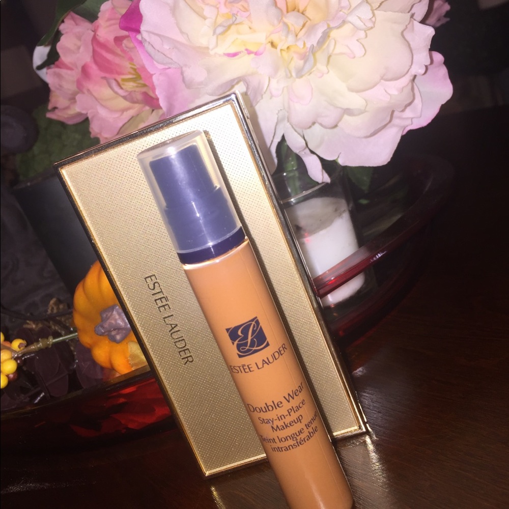 Color: Rich Cocoa estée Lauder double wear